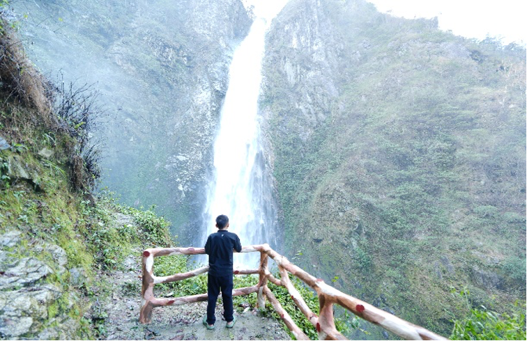 Viewpoint near Mompani Waterfall with valley backdrop